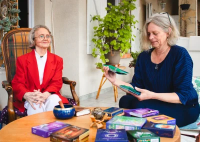 Formée en géobiologie et initiée au Reiki Shamballa à St Andéol de Vals, Yvonne vous propose des soins Reiki Shamballa Multi-dimensionnels et Spirituels dans un lieu à haute vibration en plein cœur de la Nature Ardéchoise.